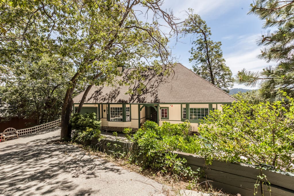 Street view of the North Bay Lakeview Retreat