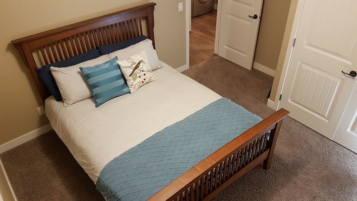 Spavaća soba s bračnim krevetom, velikim ormarom i zavjesama za zamračivanje.