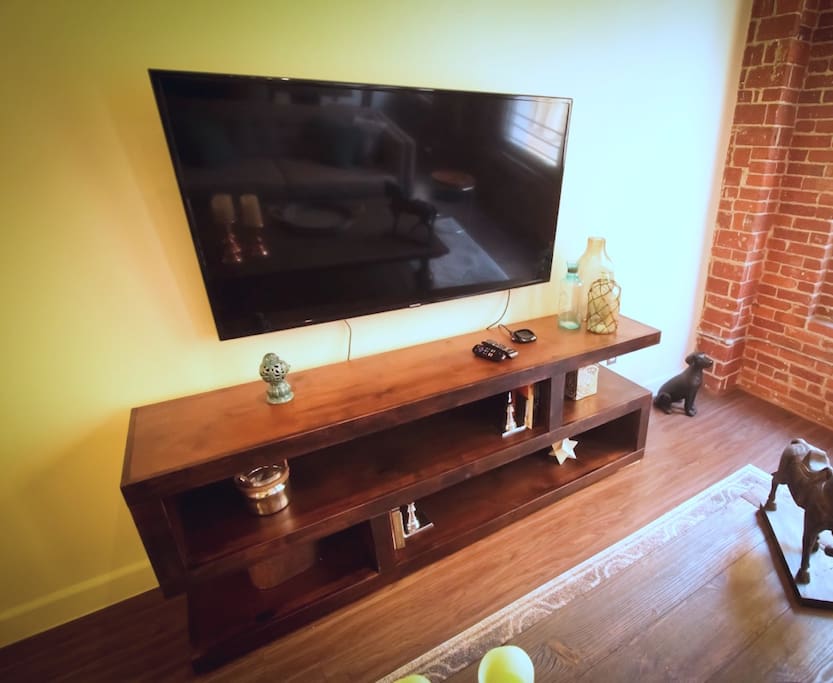 55" TV with Roku media player. Netflix, Hulu, Amazon Video, and HBO are provided.