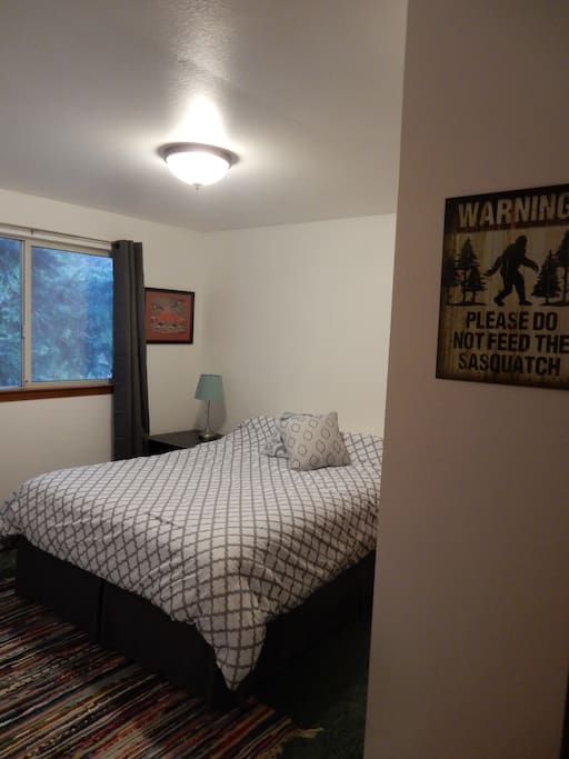 Guest room with queen bed