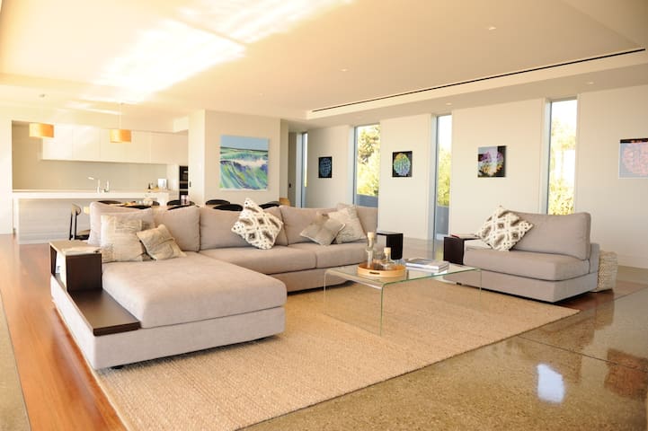 Absolute Beachfront Luxury Beach House gallery image 3