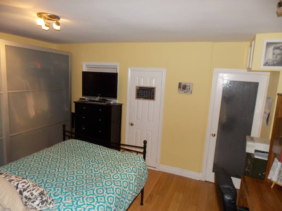 Bedroom, queen bed, flat screen tv