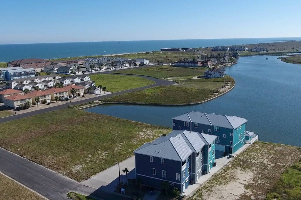 Over looking Lake Padre and just 2 Blocks from the Ocean