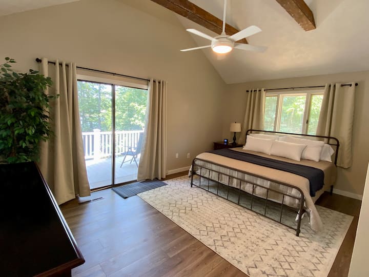 Cama tamaño king en el segundo dormitorio con acceso a la terraza trasera.