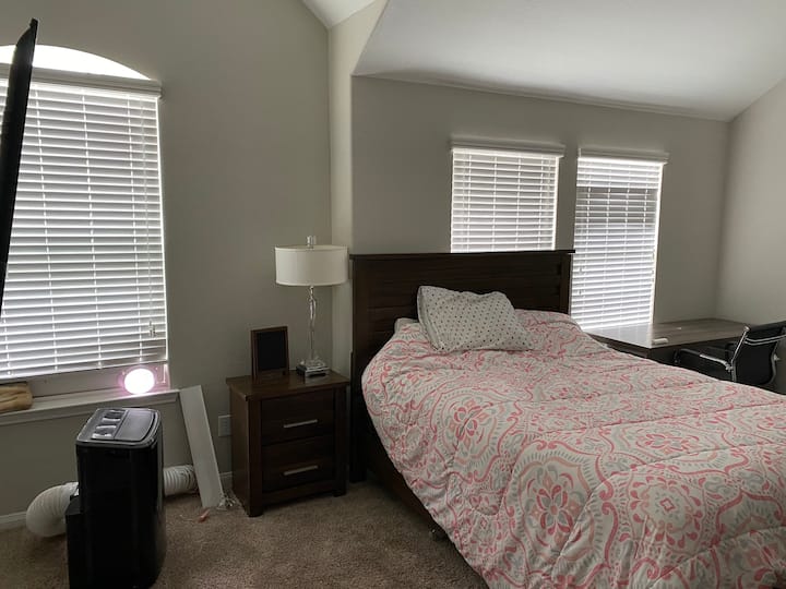 Cozy Quiet Pearland Mansion - Pearland, TX
