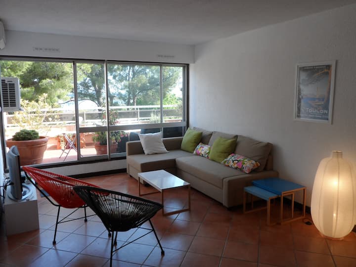 Priestranná, priateľská, klimatizovaná obývačka. Rozkladacia pohovka (pre 2 osoby)