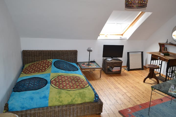 Habitación con cama doble ratán en el segundo piso.