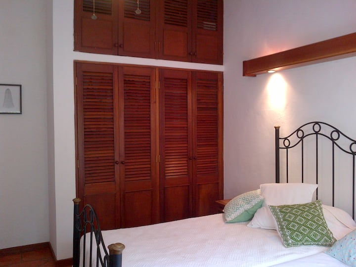 ห้องนอนพร้อมเตียงคู่