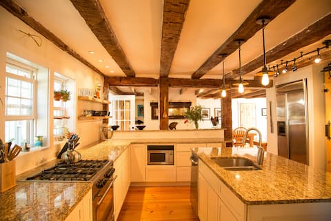 Gorgeous 1835 Farmhouse w. Lake/MTN Views!