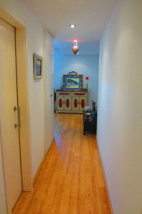 Pasillo que aisla las zonas habitables de la zona de escaleras y ascensor