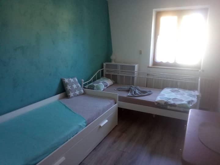 Спална соба со 2 единечни кревета и гардероба. Исто така, голем телевизор со сите вообичаени апликации за стриминг за бесплатно користење во собата.