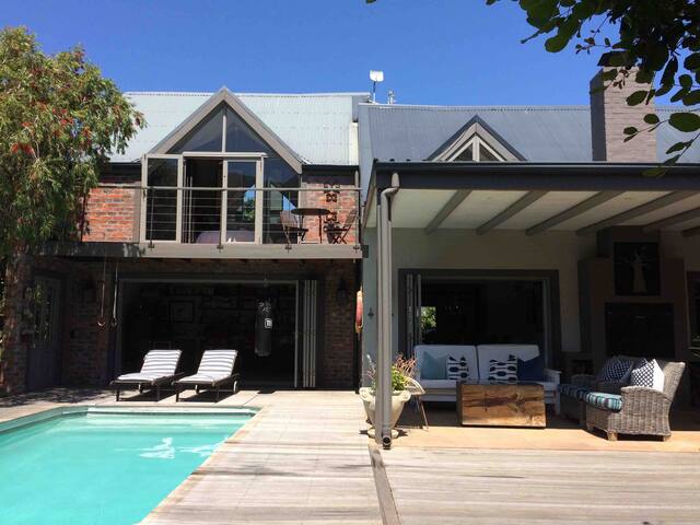 Spacious Family Home with 2 Cottages in Noordhoek gallery image 3