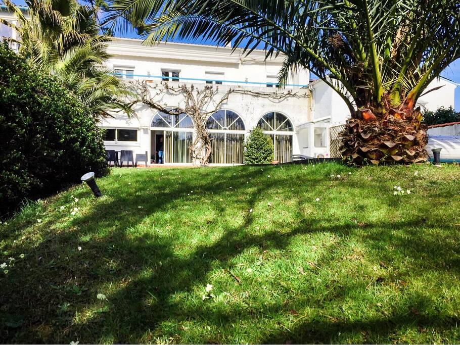 Le jardin avec piscine // the garden with swimming pool