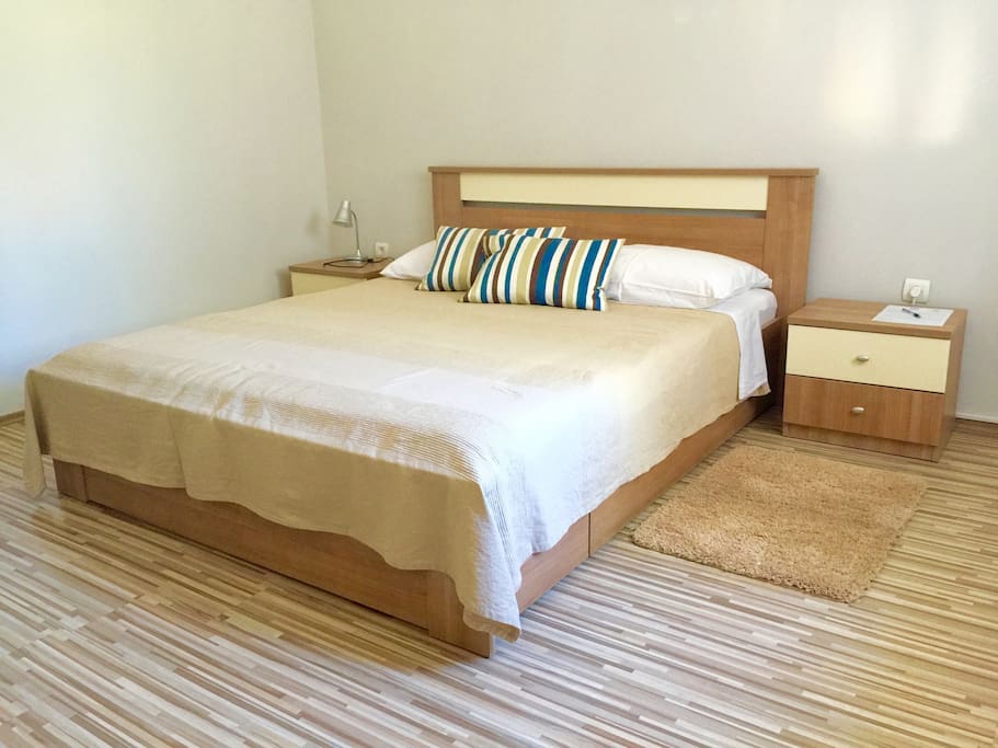 Queen size bed.