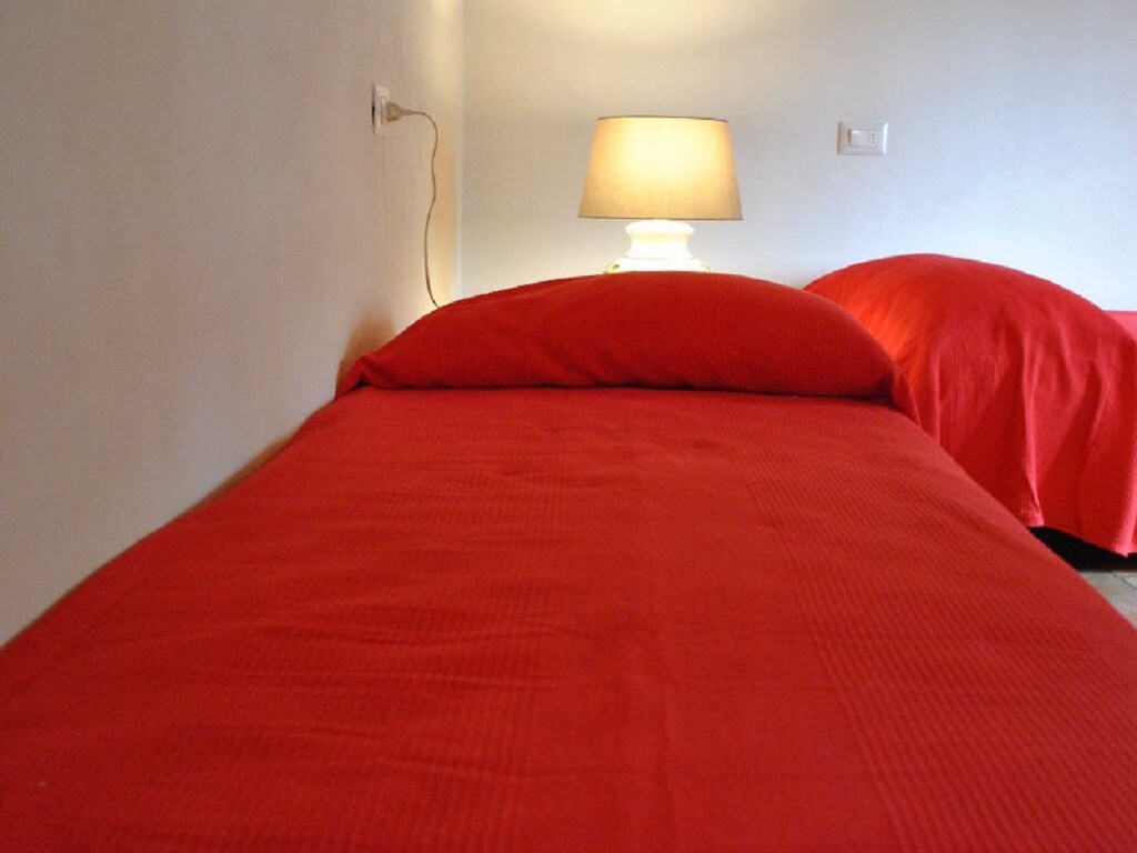 Një nga dy dhomat
(Një nga dy dhomat)