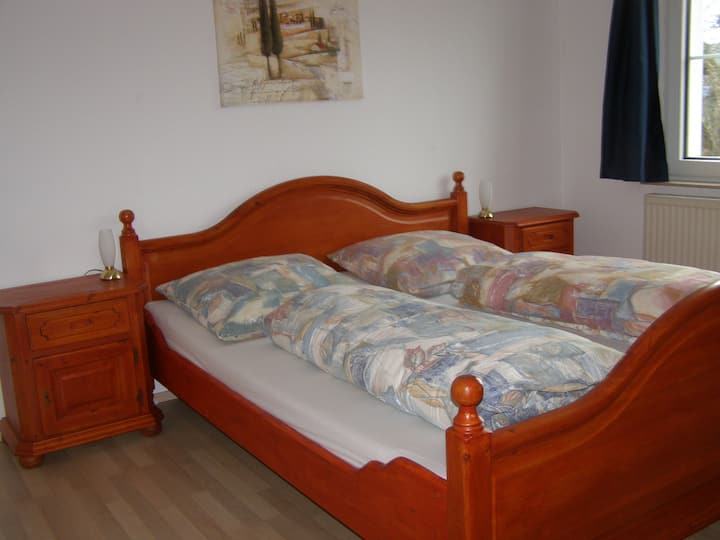 Dormitorio gr, cama doble de 2,20 m de largo.