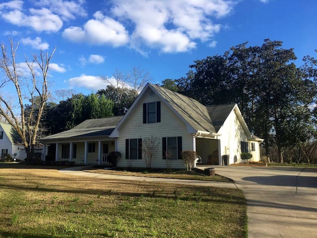 Country home 45 min to SuperBowl easy Uber!