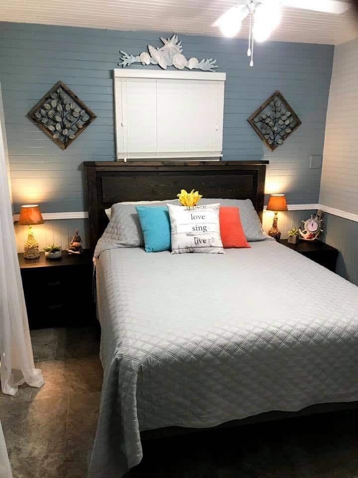 Prvá hlavná spálňa obsahuje: manželskú posteľ, dva nočné stolíky, komodu, háčik na dverách na posuvné dvere na zavesenie niekoľkých utierok. Stropný ventilátor, ako aj podlahový vežový ventilátor pre väčší chlad alebo teplo, ak je to potrebné.