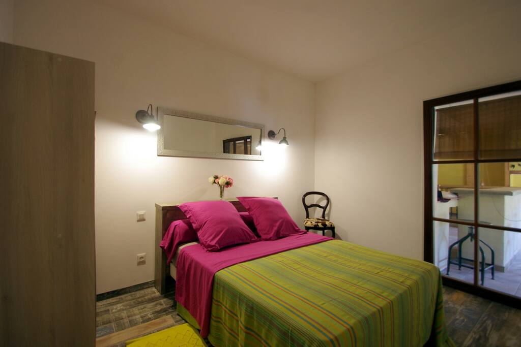 Une chambre avec lit double
