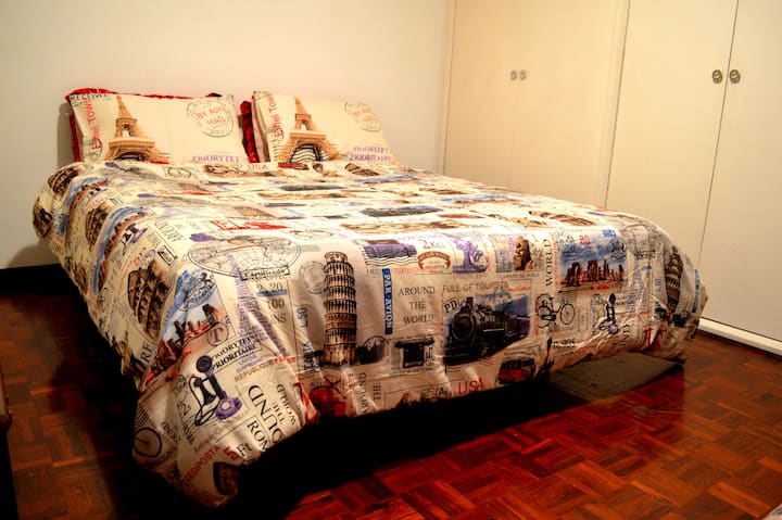 Კომფორტული ოთახი კომფორტული საწოლით დასასვენებლად