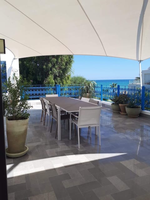 LA VILLA BLEUE
Exceptional beachfront setting