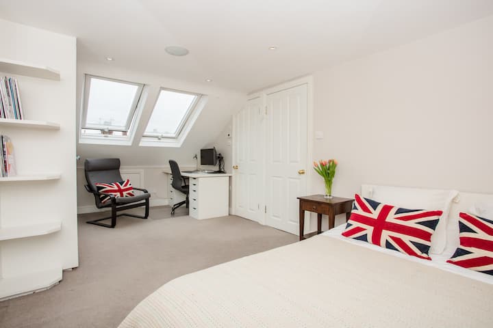 Spálňa 4 - dvojlôžková izba s vlastnou kúpeľňou a sprchovacím kútom