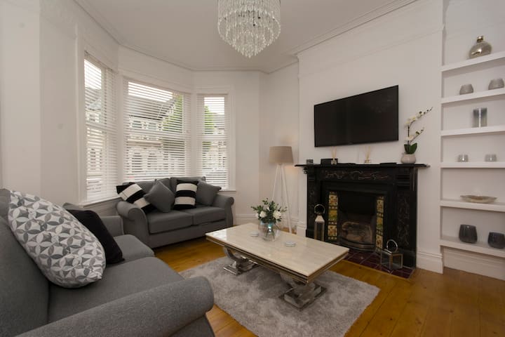 Townhouse 5 Mins Walk to Stadium City Free Parking