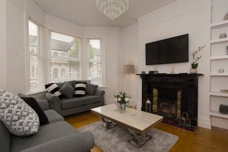 Townhouse 5 Mins Walk to Stadium City Free Parking