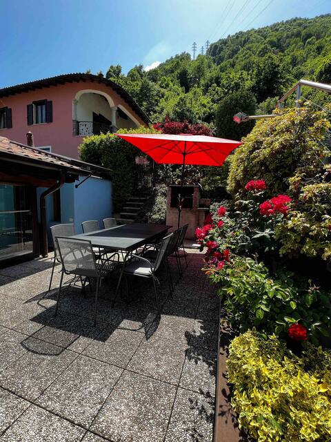 Residenza Rosa Azzurra overlooking the lake
