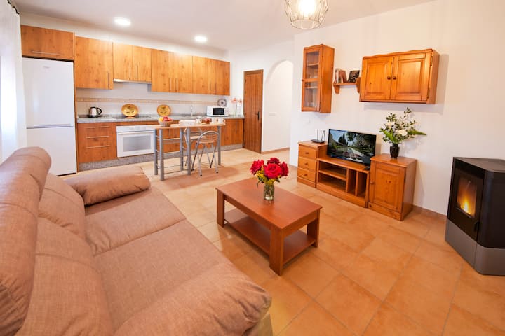 Tercera sala de estar de planta abierta a la tercera cocina.