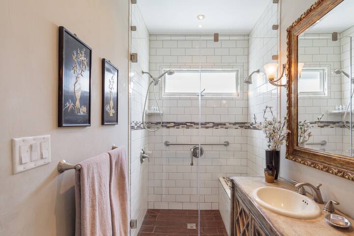 Spanish Manor with Pool and Amazing Location gallery image 4