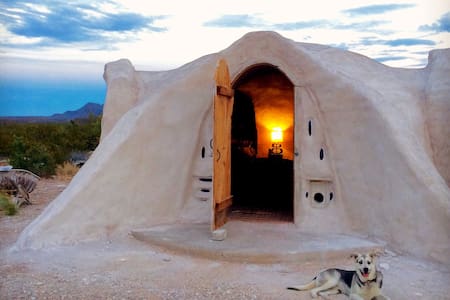 Terluna: Off-grid Adobe Dome near Big Bend