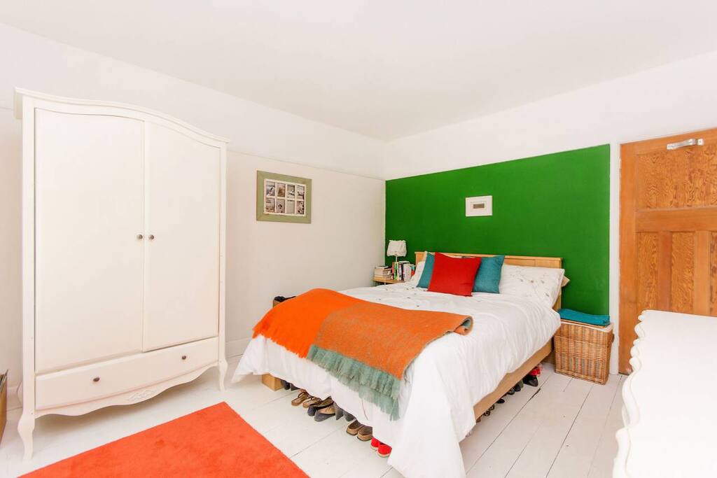King Size bed and beautiful wooden floors. Quiet room with triple glazing