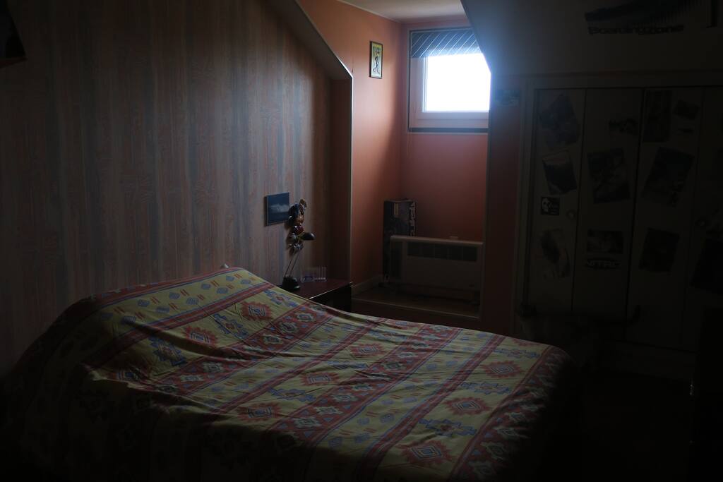 une chambre avec 1 grand lit