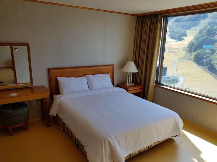 هذه غرفة نوم بإطلالة على المنحدرات. 