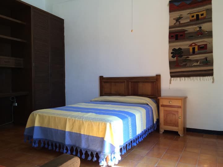 Dormitorio 1 (vista alternativa) / Gran espacio en el armario