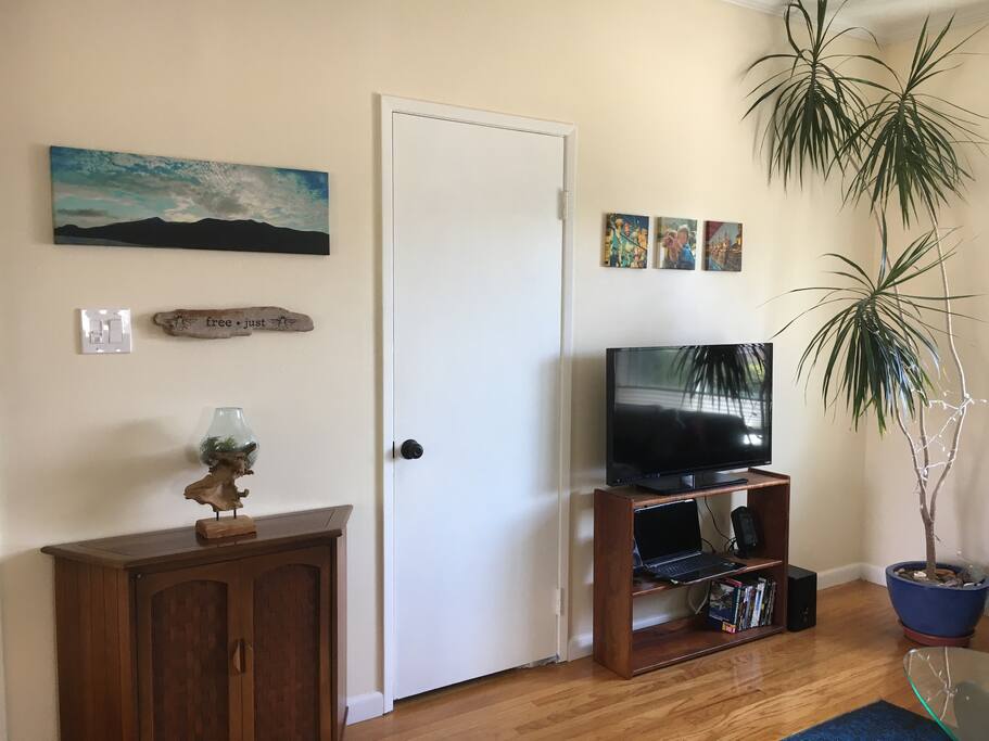Living room: TV and speakers (computer not included, no cable, HDMI hook up and internet connection are provided)