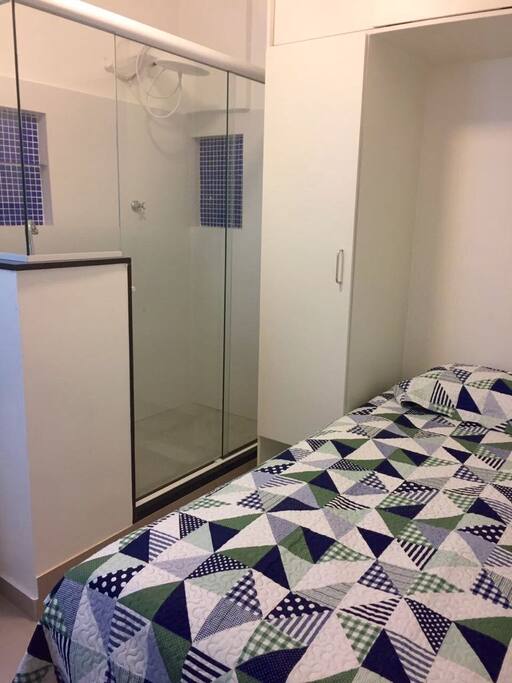 Banheiro, cama de solteiro