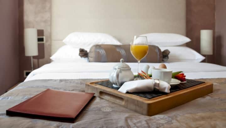 野玫瑰房
酒店的奢华与家的温馨融为一体。 这间朝东的房间提供清晨阳光，是房子里最小的房间。 它与牛仔禅室共用卫生间。 一张舒适的记忆泡沫双人床，确保您睡个好觉。 