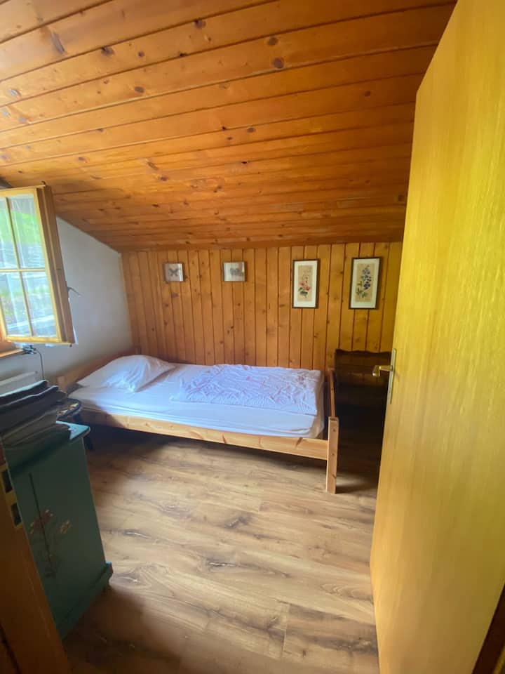 Dhomë me 2 krevate (1 është pas derës) (kati i parë)