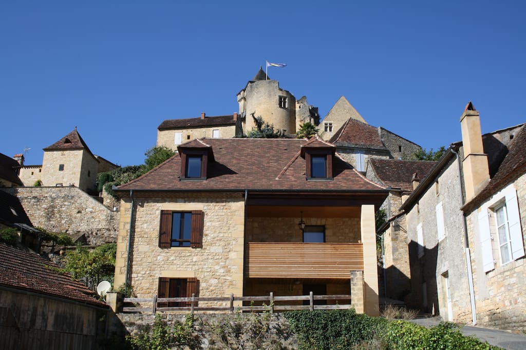 La maison vue de la place de l'Eglise