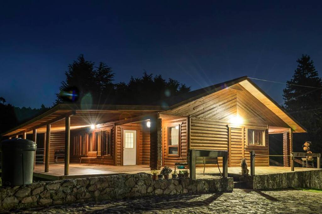 Cabaña de noche
