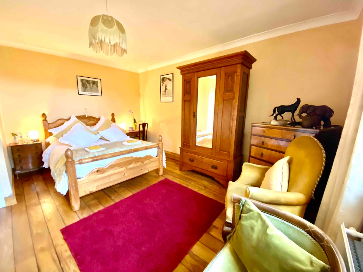 Pohodlná priestranná dvojposteľová izba, ktorá má južnejší aspekt s výhľadom na pole a zalesnené svahy za nimi. Dvojlôžko s manželskou posteľou veľkosti King. Dostatok priestoru v šatníku a zásuvke