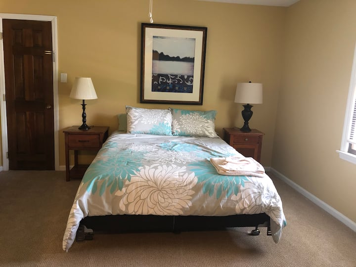 Luke 's Landing
Queen Bed 
