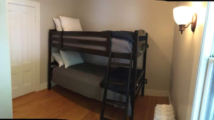 მე-2 სართულიანი ორსართულიანი ოთახი