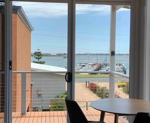 STUDIO 3 Port Albert Balcony HARBOUR VIEW King Bed