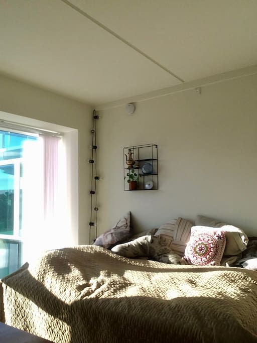 Queensize bed with a view