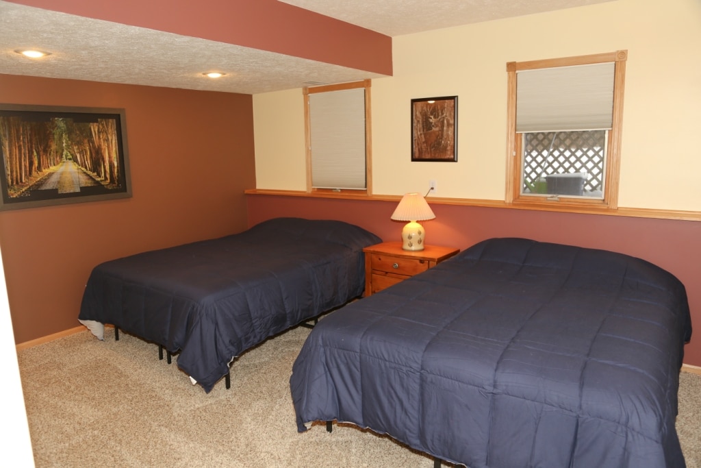 Kelder slaapkamer #4 Twee queensize bedden