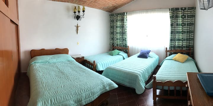 חדר שינה כחול, הוא למעלה.
