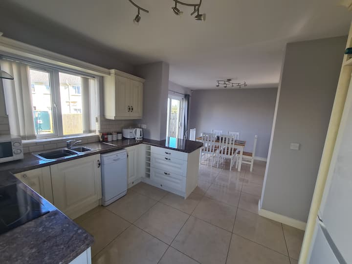 Bundoran Seaside Stays-500m to town, 900m to beach
